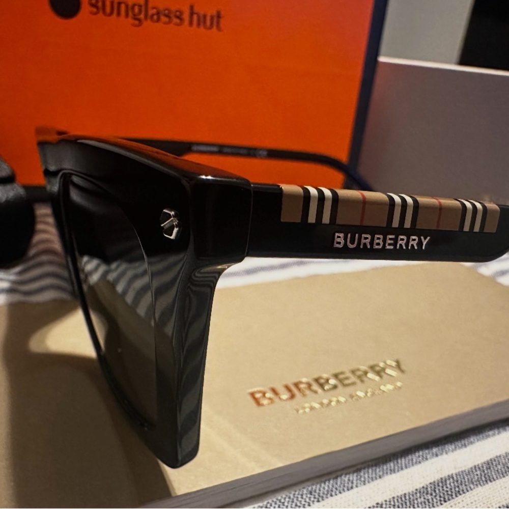 100% Original Burberry Black Rectangular Men’s Su… - image 4